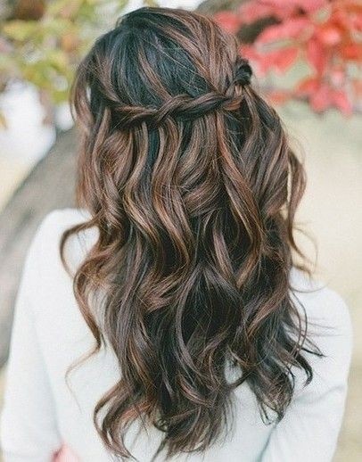 Elegant with tousled waves and walin