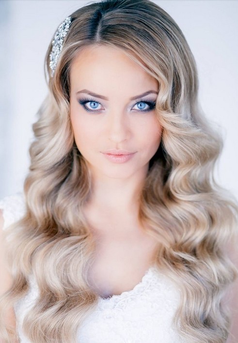 Elegant and elegant hairstyles for long wavy hair