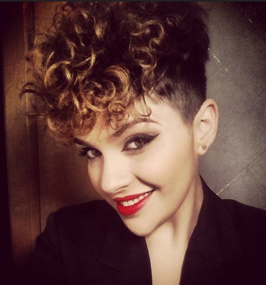 Short hairstyles are cold with curly hair: summer haircuts
