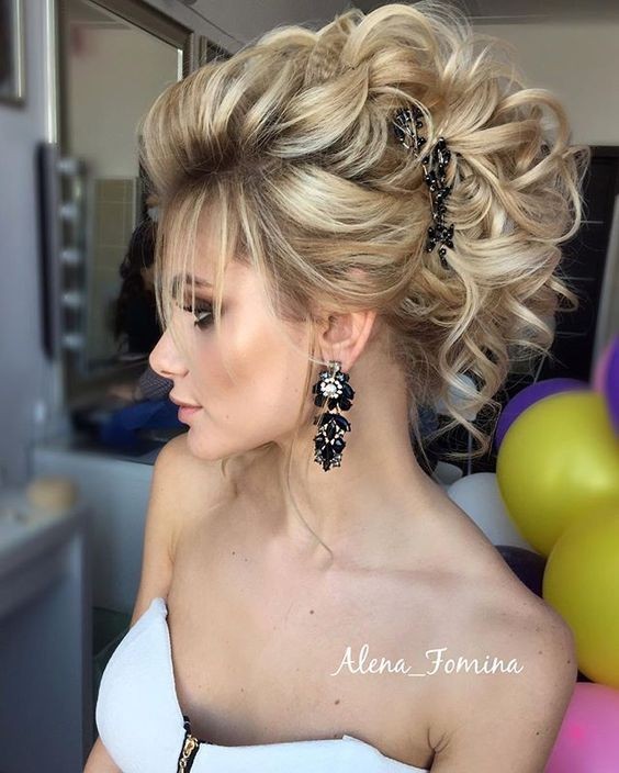 Poetry of creative and unique concert. Very beautiful! Hairstyles concert for long hair
