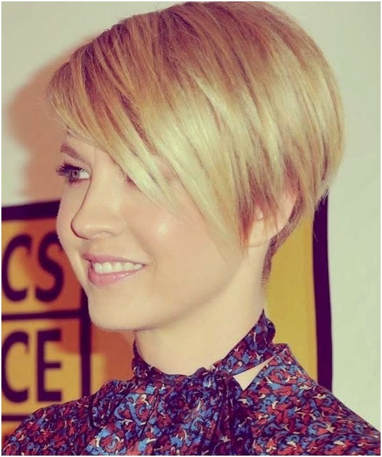 Nice blonde haircuts with side bangs: hairstyles for women for short hair