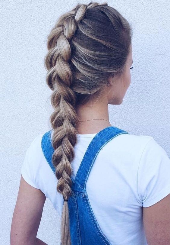 Gentle hairstyles, loose brake - braid horse with long hair