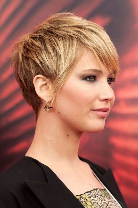 Shape of a short -layer poem for thick hair: a side view
