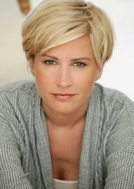 Daily hairstyles for slim hair: short women's hair