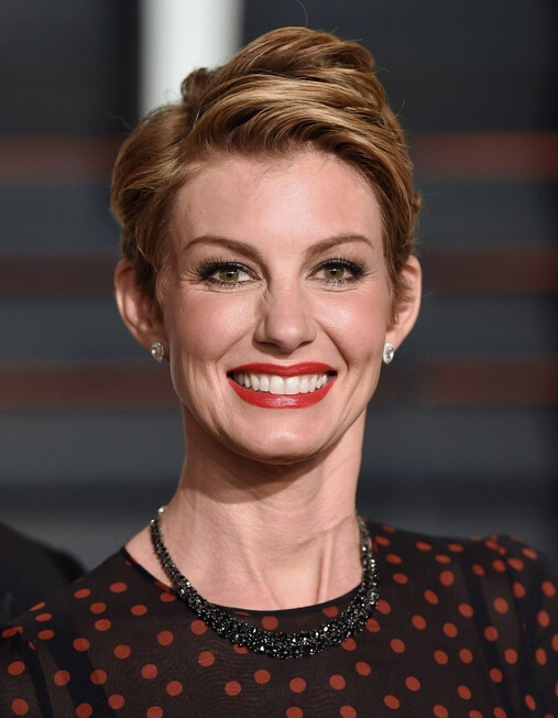 Fet -chaotic Hill, short -layer pixie cut