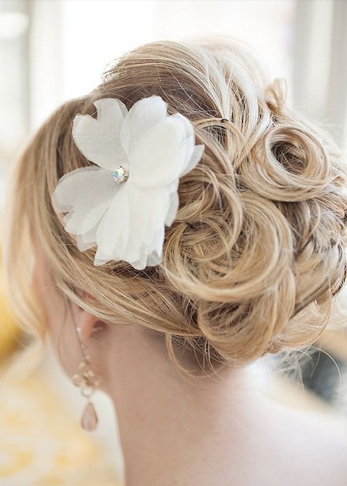 Venus or flower hairstyles for medium hair