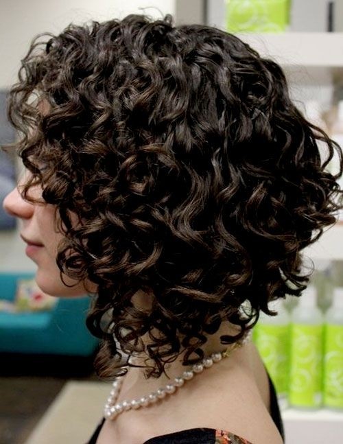 Official curly hairstyles for circular faces