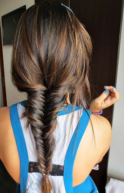 Show the French fish tail hairstyle