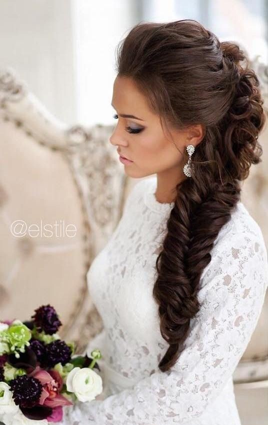 From the fish's tail to the waterfall and the classic to French, there are countless hairstyles with perfect braids for the wedding day.