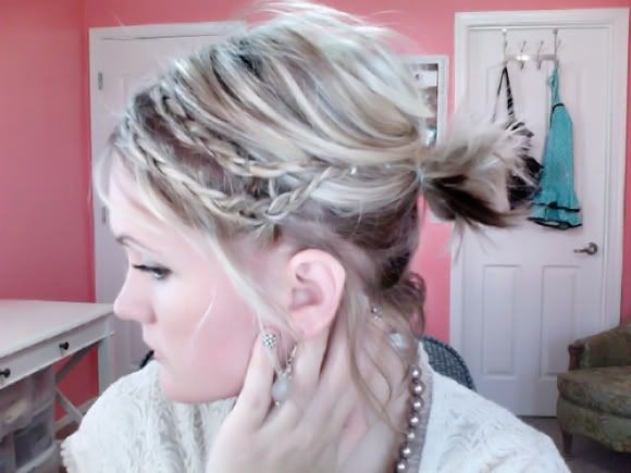 Short hairstyles for girls: braids and horse waley