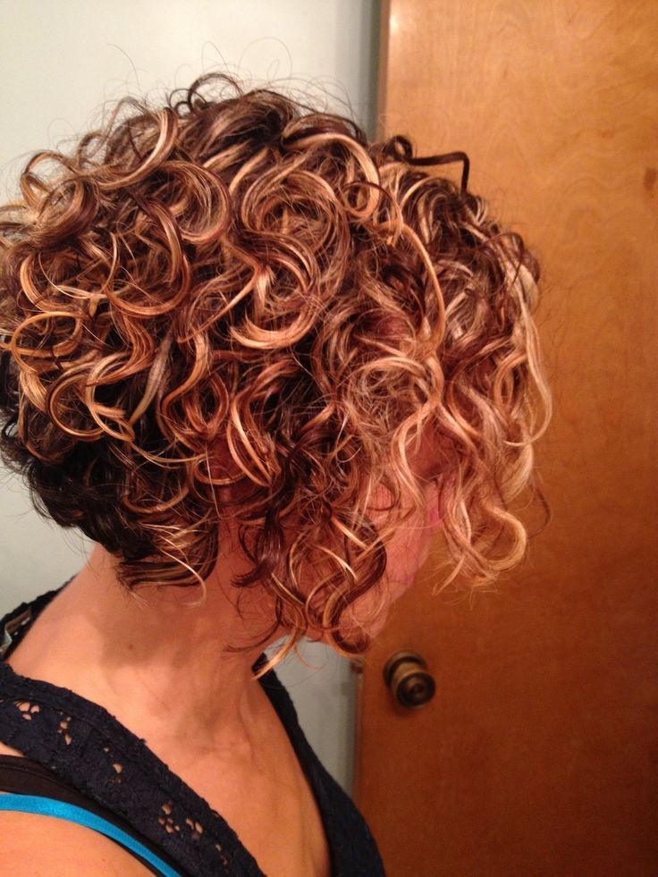Great hairstyles for short frizzy hair: haircuts for women more than 40