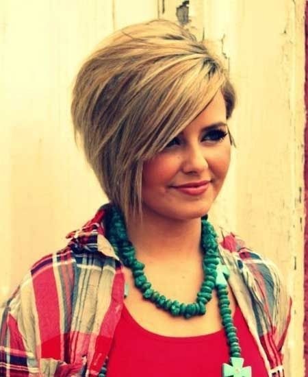 Hairstyles for round faces: short -layer haircut