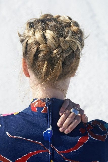 Hairstyles ideas for holiday parties for short hair
