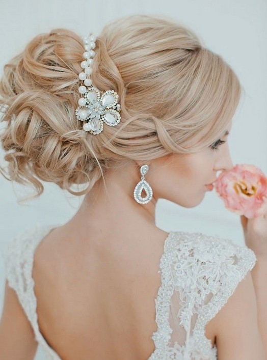 Jaw dropping wedding hairstyles to the bride