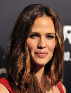 Jennifer Garner Charming Medium Layered Textured Hairstyle
