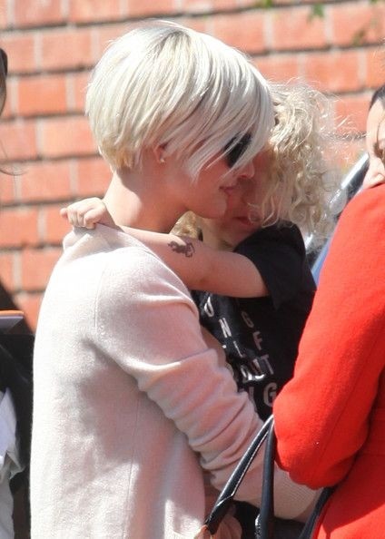 Jessica Simpson short hairstyles: short -layer hair