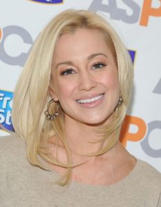 Kellie Pickler Medium Hairstyles: Easy Straight Haircut for Blonde Hair