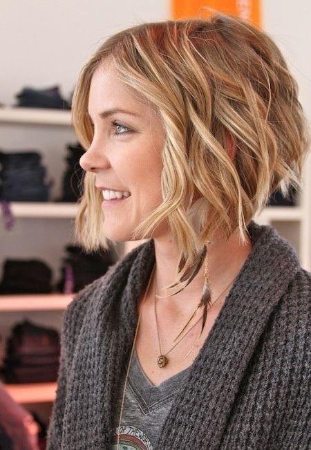 Short -layer wavy hairstyle: luxurious blond hair