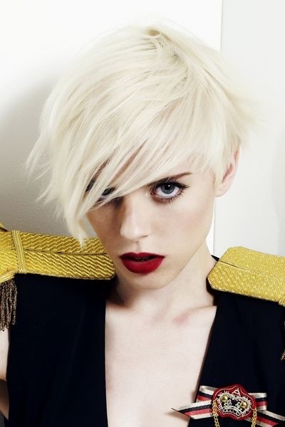 Light blond hairstyles: short layers of long faces