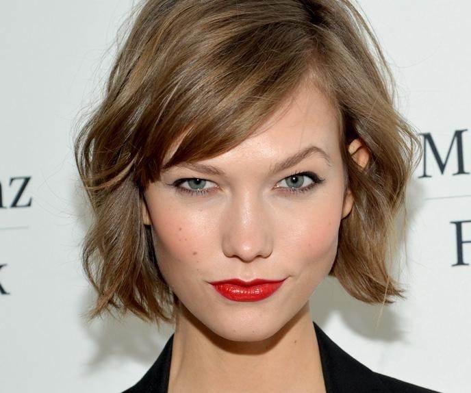 Short wavy hairstyle with side bangs