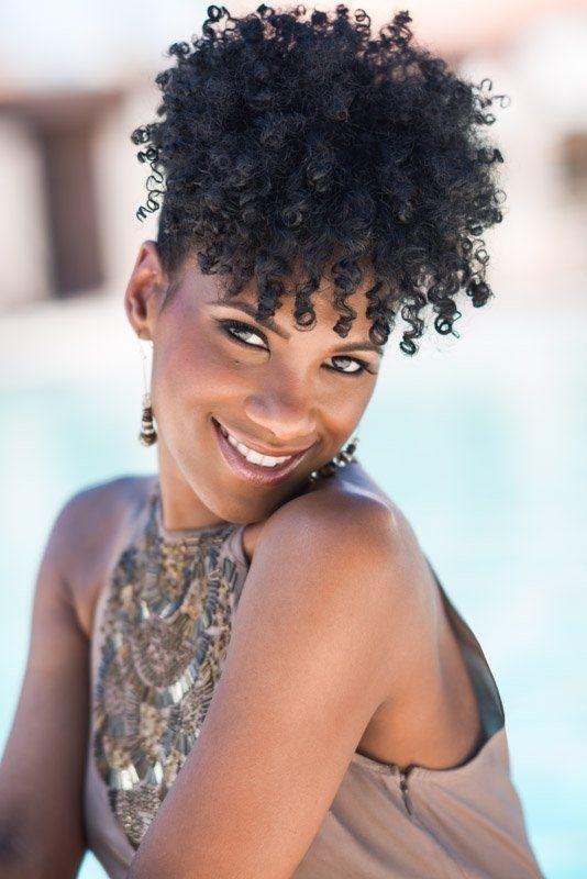 Beautiful natural curly hairstyle for the shape of the heart's face - short Afro hairstyles