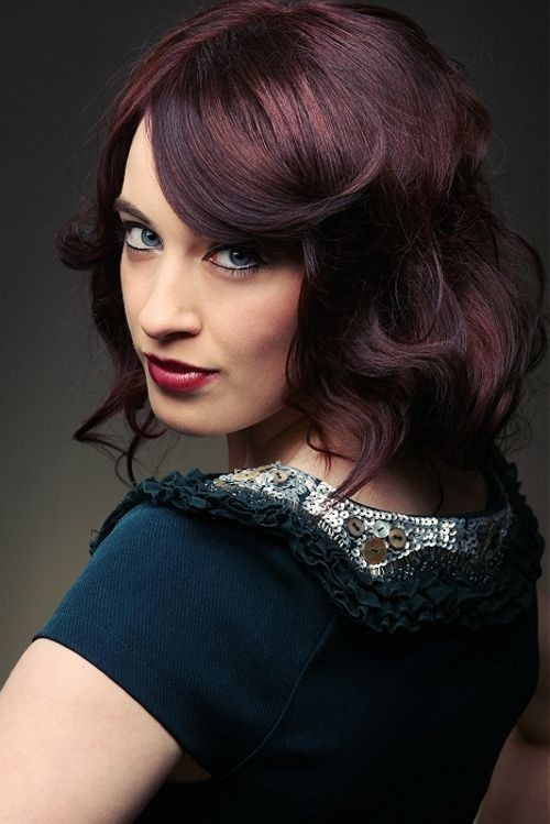 Mahaguni's hair is highlighted with the slope side -slope - medium hairstyles for modern women