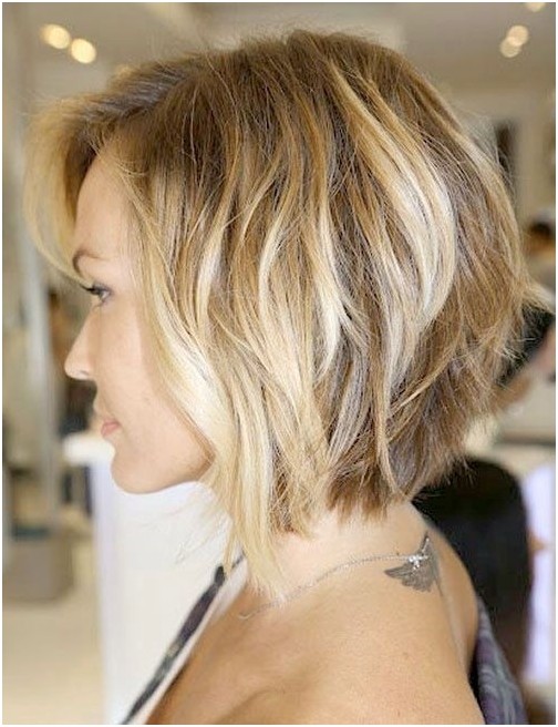 Medium length bob hairstyle for a wavy side look