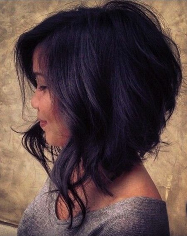 A medium soft, wavy, wavy bob hairstyle for women