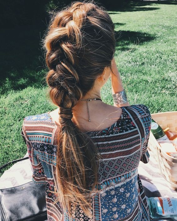 The hairstyle of the Dutch chaos tail of the Dutch braid