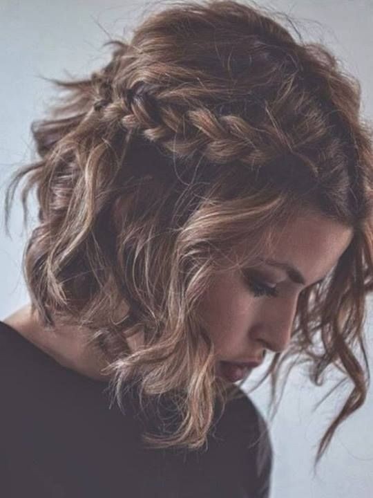 Switch hairstyles for short wavy hair: short hair with braids