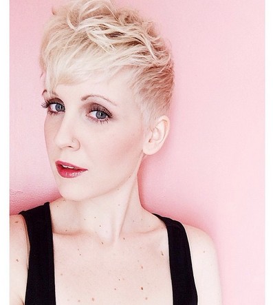 Short, chaotic hairstyles for soft straight hair