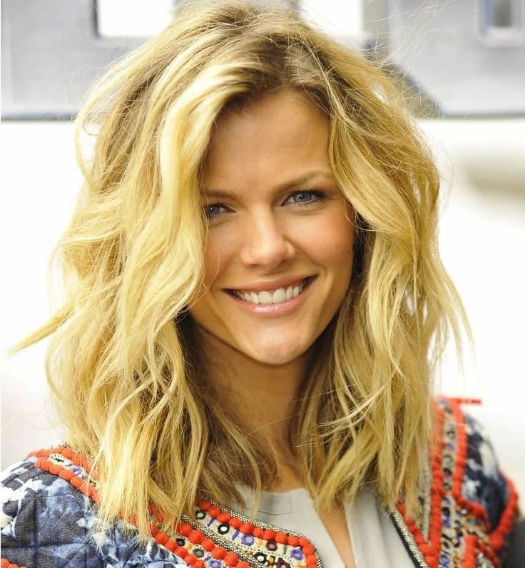 Hair styles along the chaotic shoulder
