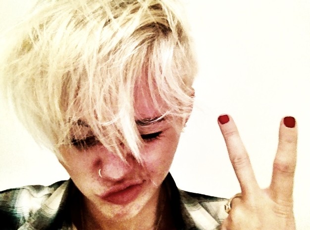 Miley Cyrus new short hair cutting 2012 Miley Cyrus new short hair cutting 2012