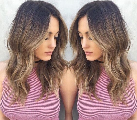 Ombress hairstyle with medium wavy hair