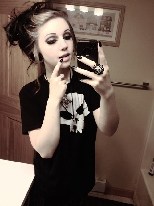 Ideal, black and blonde hairstyle - nice messy cake updates