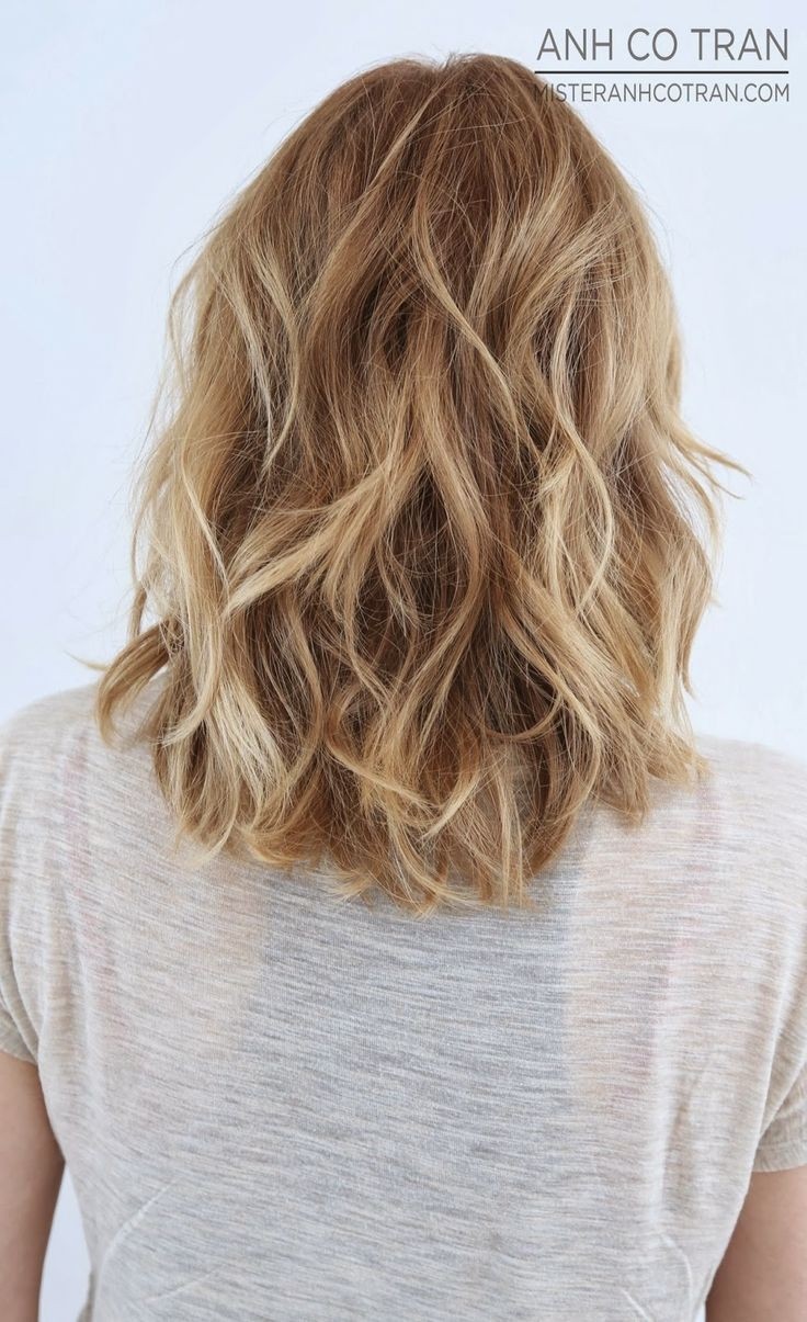 Relaquently wavy hairstyles with perfect layers of medium hair