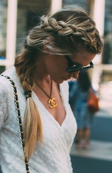 Perfect side braid: long hairstyles for autumn and winter