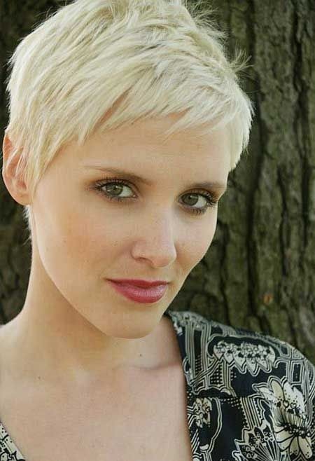 Hair styles with asymmetric explosions: short hairstyles for women