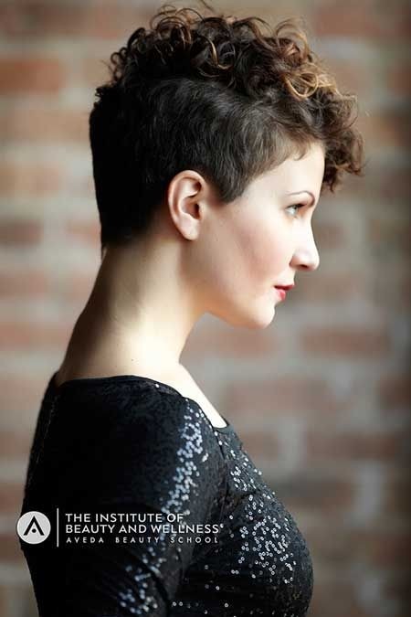 15 Flattering Curly Hairstyles for 2025