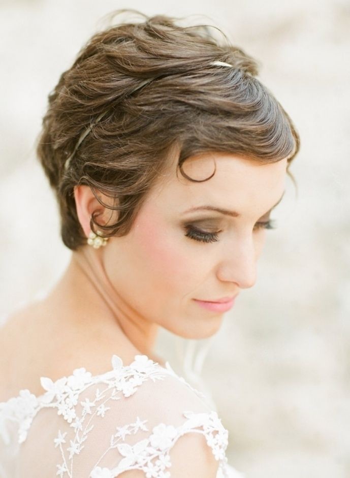 A very short wedding hairstyle with bangs - Pixe hairdressing