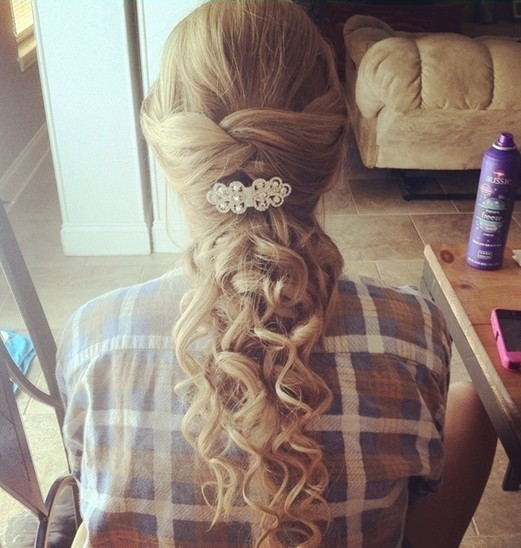 Hairstyles concert for long hair: a nice curly hairstyle