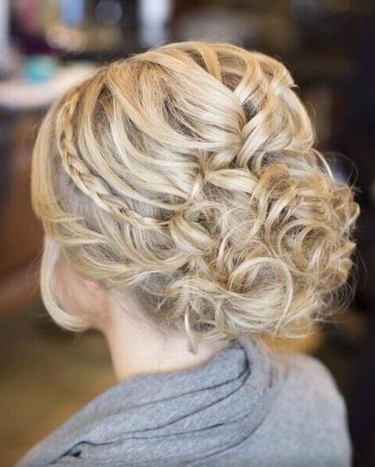 Have hairstyles for long -haired parties: messy hairstyle