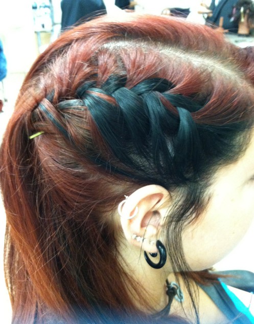 Red color, black block color for the sides of the braid
