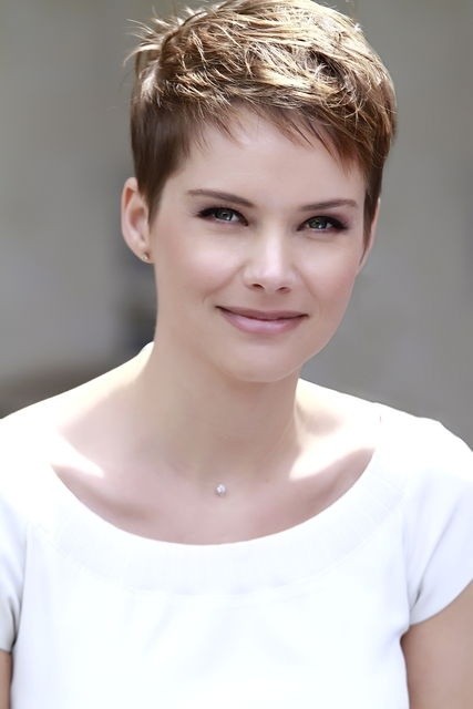 Short -layer pixie hair cutting for women