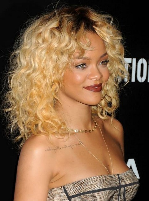 Rihanna hairstyles: frizzy hairstyle for every day