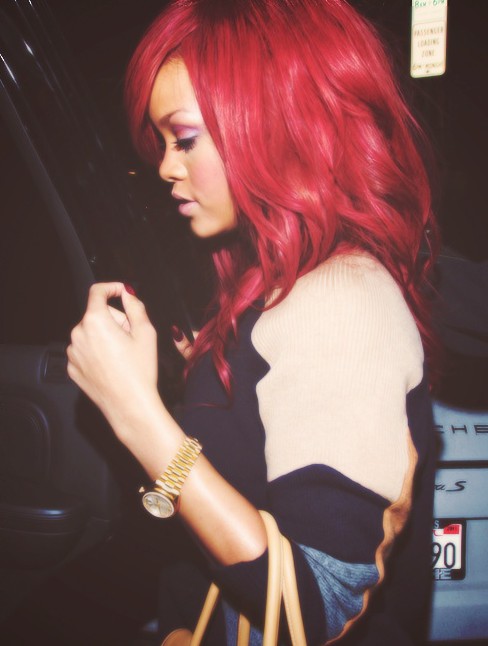Rihanna hairstyles: a gentle red hairstyle for girls