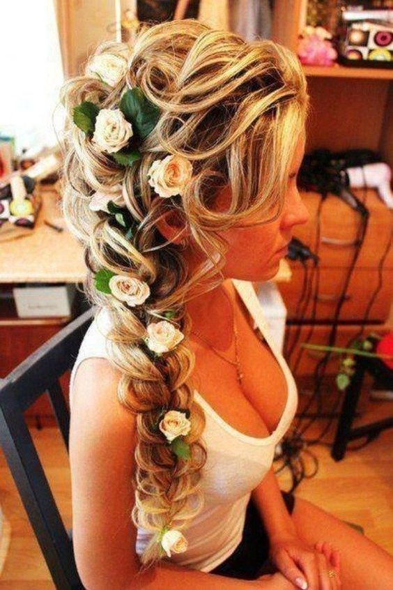 Romantic romantic wedding hairstyles with beautiful flowers