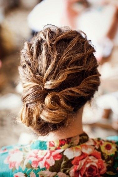 Romantic hairstyles for the wedding