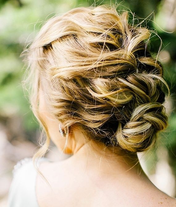 Romantic hairstyles for the wedding