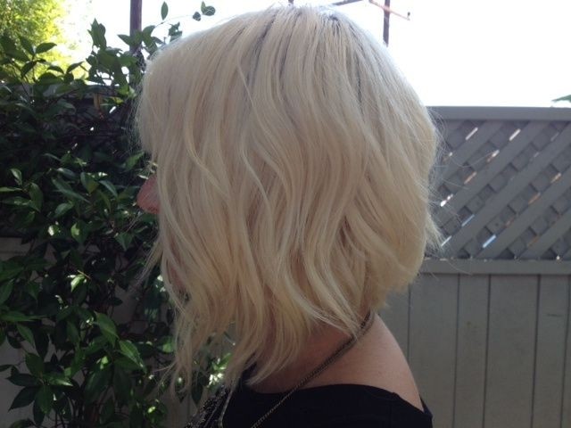 Inverted Bob: Blonde curls, loose blonde